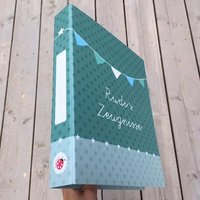 Zeugnismappe - Personalisierbare Sammelmappe Für Schulzeugnisse Hochwertiger Ordner Mit Namen, Sterne & Wimpel-Design Zeugnismappe - Personalisierbare Sammelmappe Für Schulzeugnisse Hochwertiger Ordner Mit Namen, Sterne & Wimpel-Design von Millimi