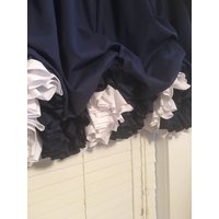 Navy Ballon Vorhang Mit Weißen Doppel Rüschen von MimiAndMe2