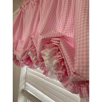 Rosa Gingham Doppel-Rüschen-Ballon-Vorhang von MimiAndMe2