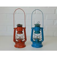 2Er Set Vintage Laternenlampen/Hängelampen Scheunenrot Und Blaue Laterne Aus Den 1950Er Jahren von MimisShelf