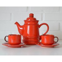 Vintage Teekanne Und Teetassen/Retro Keramik Jugoslawien 1970Er Jahre Tassen Untertassen Kaffeetassen Mid Century Geschirr-Set in Rot von MimisShelf