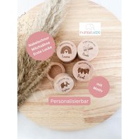 Süße Holzdose Personalisiert Mit Name | Zahndose Lockendose Nabelschnur Geschenk Taufe Geburt Minalakids Süße Holzdose Personalisiert Mit Name | Zahndose Lockendose Nabelschnur Geschenk Taufe Geburt Minalakids von MinalaDesign