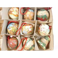 9 Vintage Kunststoff Und Papier Christbaumschmuck Decoupage Weihnachtskugeln Weihnachtsdekoration Ornamente Nr 03 von MinasTreasureChest