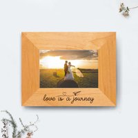 Gravierte Liebe Ist Eine Reise-Bilderrahmen Für Verlobung Oder Hochzeitsgeschenk von MineByDesignStudio