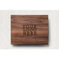 Holzschneidebrett Mit Individuellem Logo Graviert 14x11" von MineByDesignStudio