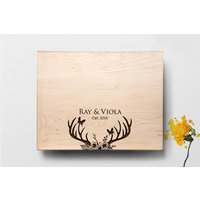Personalisierte Floral Hirschgeweih Schneidebrett Rustikales Hochzeitsgeschenk Für Paar von MineByDesignStudio