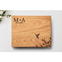 Personalisierte Kolibri Holz Schneidebrett Hochzeitsgeschenk Für Paar Mit Ihren Initialen Und Datum Eingraviert von MineByDesignStudio