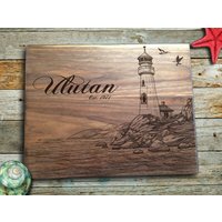 Personalisierte Leuchtturm Schneidebrett Mit Gravur Strand Küstendekor von MineByDesignStudio
