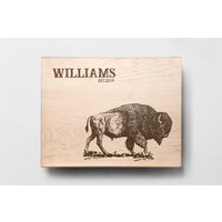 Personalisiertes Bison Schneidebrett Mit Gravur Kochgeschenk 14x11 Zoll von MineByDesignStudio