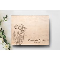 Personalisiertes Hochzeitsschneidebrett Mit Eingravierten Namen, Datum Und Tulpenblumen Personalisiertes Hochzeitsschneidebrett Mit Eingravierten Namen, Datum Und Tulpenblumen von MineByDesignStudio