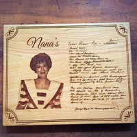 Personalisiertes Graviertes Schneidebrett Mit Handgeschriebenem Rezept & Foto - Individuelles Geschenk Für Mama, Oma Oder Den Koch von MineByDesignStudio