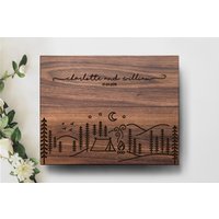 Personalisiertes Hochzeit Camping Schneidebrett, Brautparty Geschenk Für Braut Und Bräutigam von MineByDesignStudio