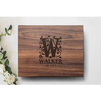 Personalisiertes Monogramm-Holzschneidebrett Mit Laser Graviertem Namen Und Initiale, Individuelle Hochzeitsgeschenkidee von MineByDesignStudio