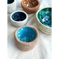 Handgefertigte Strukturierte Bunte Keramik Trinket Geschirr Schlüssel Schüssel Dekorative Herzstück Geschenk Für Sie von MineBurgessCeramics