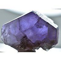 Seltener Fluoreszierender Lila Apatit-Kristall 16 Karat von MineMinerals