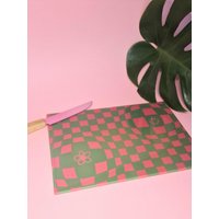 Kariertes Glas Schneidebrett in Pink & Grün von MinervaAndMoon