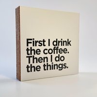 First I Drink The Coffee - 10x10 cm Mini Art Print Meme Kunst Wanddeko Zum Hinstellen & Aufhängen First I Drink The Coffee - 10x10 cm Mini Art Print Meme Kunst Wanddeko Zum Hinstellen & Aufhängen von MiniArtPrint