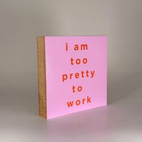 I Am Too Pretty To Work Holzbild - 10x10 cm Mini Art Print Typografie Wanddeko Zum Hinstellen & Aufhängen I Am Too Pretty To Work Holzbild - 10x10 cm Mini Art Print Typografie Wanddeko Zum Hinstellen & Aufhängen von MiniArtPrint