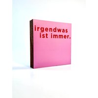 Irgendwas Ist Immer Holzbild - 10x10 cm Mini Art Print Typografie Wanddeko Zum Hinstellen & Aufhängen Irgendwas Ist Immer Holzbild - 10x10 cm Mini Art Print Typografie Wanddeko Zum Hinstellen & Aufhängen von MiniArtPrint