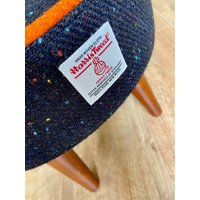 Schwarz Gesprenkelter Harris Tweed Hocker Mit Orange Paspeln Und Dunkel Lackierten Holzbeinen - Vintage Retro Style von MiniCottageCreations