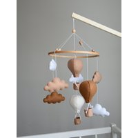Beige Und Braun Heißluftballon Kinderzimmer Mobile, Wolken Baby Babybett Hängende Boho Mobile von MiniDreamsDecor