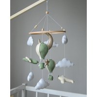 Flugzeug Kinderzimmer Baby Mobile, Weltraum Krippe Mobile, Mobile Luftballon Hängenden Abenteuer Kinderbett Heißluftballon von MiniDreamsDecor