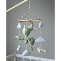 Babybett Mobile Flugzeuge Heißluftballon, Abenteuer Kinderzimmer Deko Mit Wolken & Sternen, Handgemachtes Geschenk Zur Babyparty von MiniDreamsDecor
