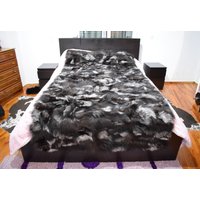 Handgefertigte Silberfuchs Pelzdecke Flauschige Schwarze Tagesdecke von MinkGlamourFur