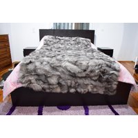 Handgefertigte Silberfuchs Pelzdecke Fluffy Grau Home Decor von MinkGlamourFur