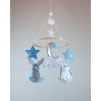 Blauer Hase Babybett Mobile - Häschen Mobile Kinderzimmer Kinderbett Hänge Blaues Dekor von MinnikinsDesigns