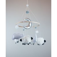 Flauschiges Schaf Babybett Mobile - Mobile Kinderzimmer Kinderbett Hänge Neutrales Dekor von MinnikinsDesigns