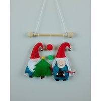 Weihnachtswichtel Hängend - Weihnachtsdeko Festlicher Aufhänger Filz Wandbehang Wichtel von MinnikinsDesigns