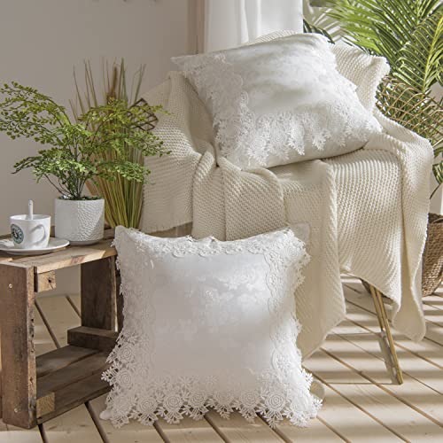 Minoki French Country Rustikaler Jacquard-Kissenbezug mit Rüschen, 55,9 x 55,9 cm, besticktes Blumenmuster, mit cremefarbener Rosenspitze, weiche Seidenmischung, Reißverschluss von Minoki