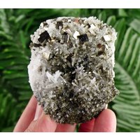 Bergkristallisierung Mit Pyrit Und Chlorit | Quarz Kristall Quarzstein Weißer Rohquarz von Minterest