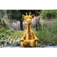 Giraffe in Yoga Pose von MinzaMinza