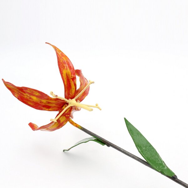 Mio Moyo Feuerlilie - Blume aus Recycling-Metall zur Gartendekoration von Mio Moyo