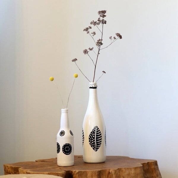 Mio Moyo Flasche aus Glas "Black Circle Design" - Upcycling Dekorationsobjekt und Vase von Mio Moyo