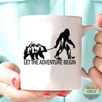 Sasquatch Keramik Tasse, Let The Adventure Begin Bär Bigfoot Nationalpark Tasse von MiracleCircle