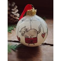 Porzellan Christbaumkugel Katze Kater Cat Christbaumschmuck Weihnachten Baumschmuck Weihnachtskugel Rot Grün Keramik Handarbeit von MirahKERAMIK