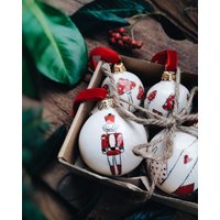 Porzellan Christbaumkugel Nussknacker Christbaumschmuck Weihnachten Baumschmuck Weihnachtskugel Rot Grün Keramik Handarbeit von MirahKERAMIK