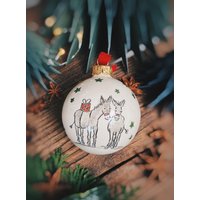 Porzellan Christbaumkugel Weihnachtsbaum Christbaumschmuck Weihnachten Baumschmuck Weihnachtskugel Rot Grün Keramik Handarbeit Esel Krippe Porzellan Christbaumkugel Weihnachtsbaum Christbaumschmuck Weihnachten Baumschmuck Weihnachtskugel Rot Grün Keramik Handarbeit Esel Krippe von MirahKERAMIK