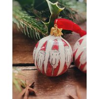 Porzellan Christbaumkugel Weihnachtsmann Christbaumschmuck Weihnachten Baumschmuck Weihnachtskugel Rot Grün Keramik Handarbeit von MirahKERAMIK