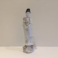 Guan Yin Handbemalte Porzellan Figur | 1950Er Jahre Made in China von MireilleBoutique