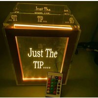 Fantastisch Einzigartiges Eye Catching Tip Box Raffle Fund Raiser Spendenglas Personalisiertes Graviertes Led 16 Farben Wechseln 18 cm B X 8, 5 H von MirrorManiaDesigns