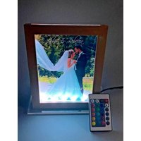 Großer Freistehender Bilderrahmen Mit Ihrem Foto Uv-Gedruckter Led-Tischleuchte Personalisiert Lasergraviert Fernbedienung, 16 Farben von MirrorManiaDesigns