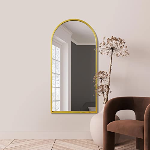 MirrorOutlet The Arcus Wandspiegel, gewölbt, mit goldfarbenem Rahmen, 140 x 70 cm, silberfarbenes Spiegelglas mit schwarzer Allwetter-Rückseite von MirrorOutlet