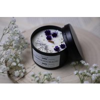 Forbidden Magic | Sojawachs Black Lily - Dark Musk Duftkerze Buchkerze Bookishcandle Magic Forbidden Magic | Sojawachs Black Lily - Dark Musk Duftkerze Buchkerze Bookishcandle Magic von Misnoop