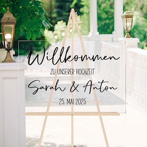 Miss Lovely WILLKOMMENS-Schild für die Hochzeit personalisiert mit Namen des Brautpaares & Hochzeits-Datum Material: Acryl Farbe: transparent Druckfarbe schwarz Größe A2 42,0cm x 59,4cm von Miss Lovely