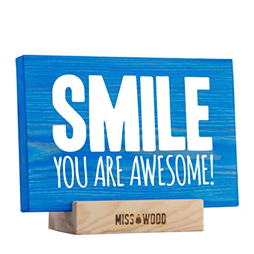 Miss Wood Woody S – Gegenstand Deco-Holz, inklusive Ständer mit Motiv Smile You Are Awesome, blau von Miss Wood