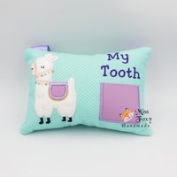 Niedliches Alpaka Lama Zahnloses Fairy Kissen | Personalisierter Zahnbeutel Zahn Zahnfee Türaufhänger Plüsch-Zahn-Tasche von MissFoxyHandmade